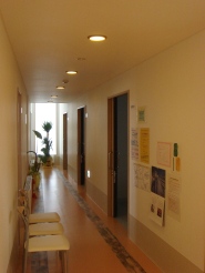 診察室前の廊下は奥にいくほど幅が狭くなっている